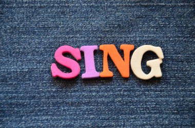 renkli bir arka plan üzerinde kelime müzik