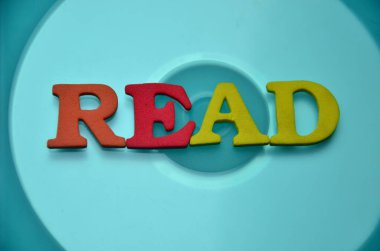 Renkli harflerle bir kelimenin 3 boyutlu çizimi