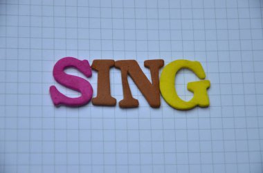 Renkli ahşap harflerle şarkı söylemek.