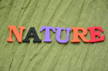 Renkli bir arkaplanda kelime