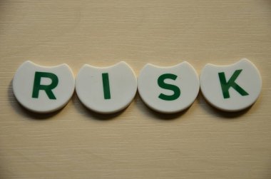 Tahta bloklar ile riskli kelime