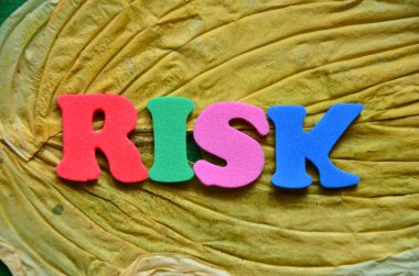 Soyut renklerde kelime riski