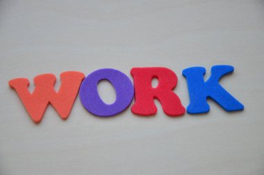 Renkli harflerden yapılmış kelime çalışması