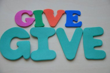 Beyaz arkaplanda metin, renkli harfler, sözcük dağılımı