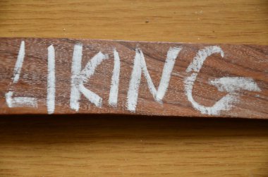 Tahtaya yazılmış bir kelime.