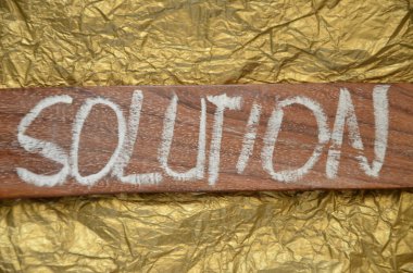 Kahverengi ahşap bir masada kelime çözümü