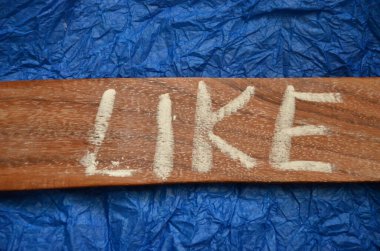 Ahşap arka plandaki tabelayı seviyorum.