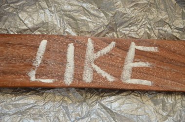 Üzerinde yazı olan tahta bir tahta. Bayıldım..