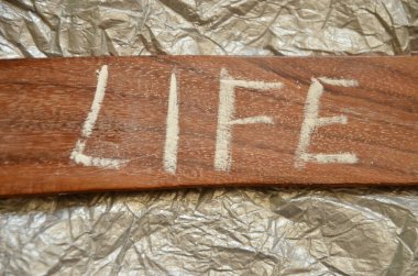 Ahşap arka plandaki yazıt.