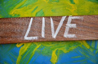 Tahtaya tebeşirle yazılmış canlı yayın