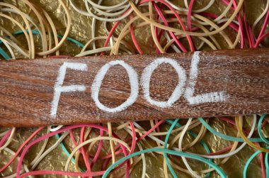 Soyut arkaplanda tahtadan harflerle 