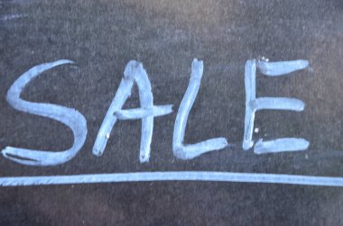 Satış tahtaya yazılmış