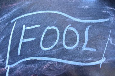 Tahtaya tebeşirle yazılmış 