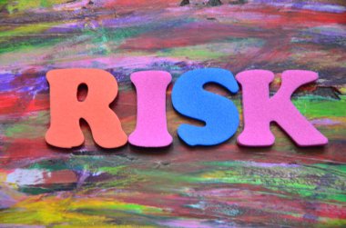renkli bir arka plan üzerinde kelime risk