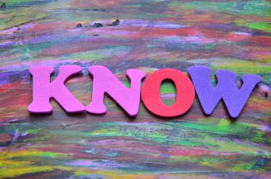 Mesaj işareti bunu gösteriyor. iş fotoğrafı metni düz arkaplan üzerine yazılmış bilgi ve bilgi ya da tavsiye için sorulacak