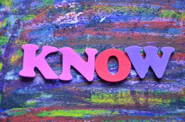 kelime soyut renkli arka plan üzerinde biliyorum