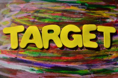 Hedefi gösteren bir not. iş fotoğraflarının gösterilme amacı hedef almak ya da hedefe ulaşmak karton kağıt arka planda yazılı hedefe ulaşmak