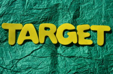 Mesaj işareti hedefi gösteriyor. bir hedefe ulaşmayı hedefleyen kavramsal fotoğraf eylemi.