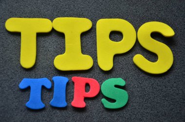 Sözcük yazma ipuçları. İş konsepti adadvice gösterme ya da tavsiye ya da pratik tavsiyeler için düz kağıt işaret fikirleri sonraki birkaç clo