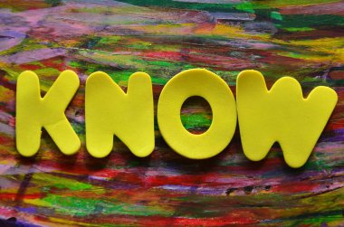 kelime soyut renkli arka plan üzerinde biliyorum