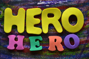 Ahşap arka planda renkli bir kahraman kelimesi