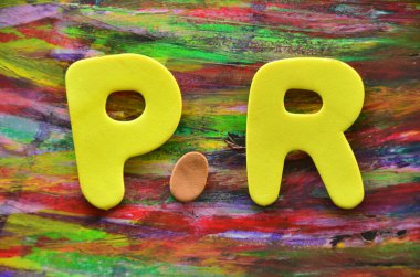 Soyut bir arkaplanda p kelimesi