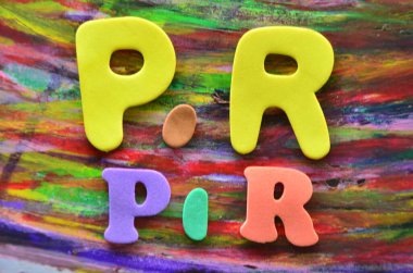 Soyut bir arkaplanda p kelimesi