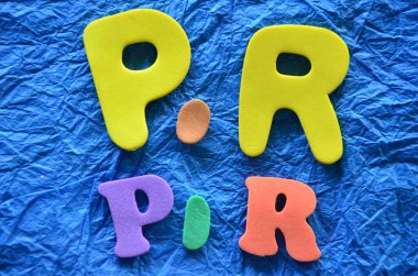 Renkli arkaplanda p harfi