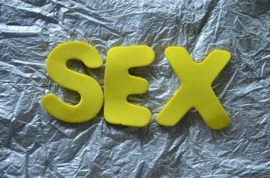 Erkek elinin soyutlamasında kelime prezervatifi.