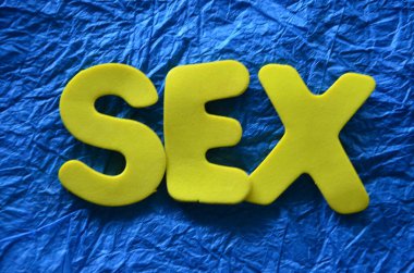 Renkli bir arka planda kelime seksi