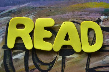 Eski kağıdın arkaplanındaki metin renkli