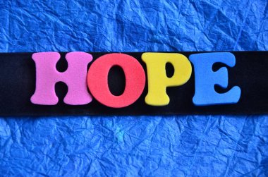 renkli bir arka plan üzerinde kelime umut