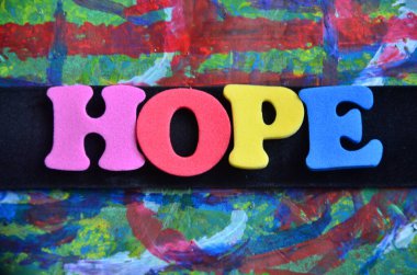 renkli bir arka plan üzerinde kelime umut.