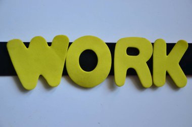 Sarı arka plan üzerinde çok çalış.