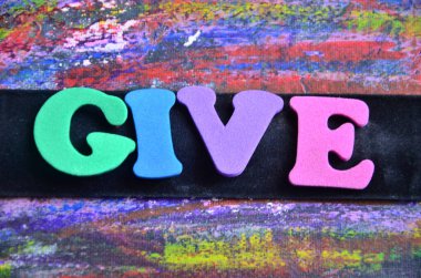 Siyah arka planda renkli harflerden yapılmış kelime bağışlama. Eğitim, işletme, eğitim, öğrenme ve geliştirme kavramı