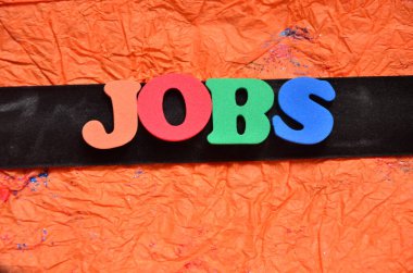 Kelime yazma işi. İş fotoğraflarının sergilenmesi para ve karton kağıda yazılan iş maaşı ahşap masayı yerleştirdi.