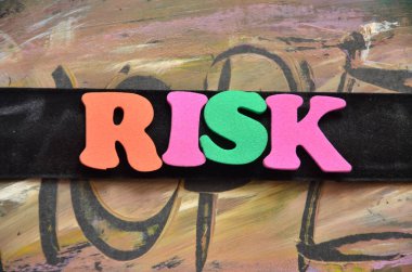 renkli bir arka plan üzerinde kelime risk