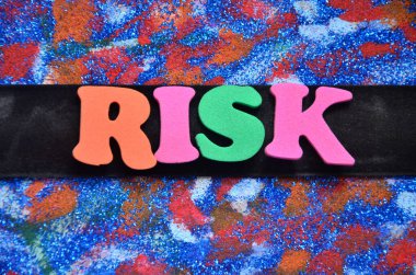 Kelime yazma riski. Ticari risk kavramı yaralanma ya da tehdit oluşturur. Yırtılmış bir kağıt kartondan yırtılır.