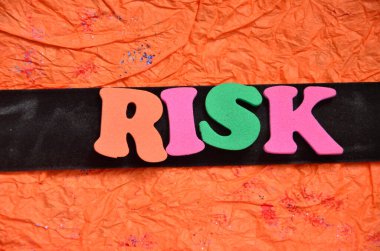 Tehlike işareti, yaralanma tehlikesinin kavramsal fotoğrafı ya da tehdit oluşturan bir şeyin sorumluluğunu gösteren bir metin.