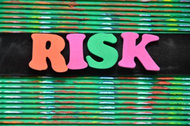 renkli bir arka plan üzerinde kelime risk