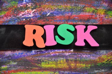 Soyut renkli bir arkaplanda risk metni