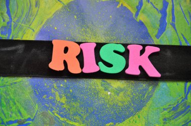 Kelime yazma riski. Yaralanma, hasar, yaralanma veya yaralanma riski içeren iş konsepti.