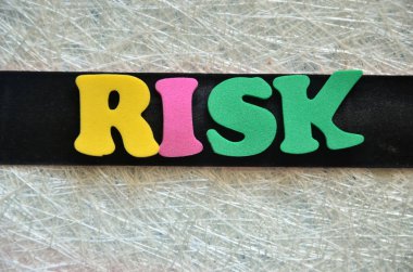 bir arka plan üzerinde kelime risk