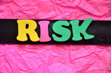 Soyut renkli arkaplanda risk metni