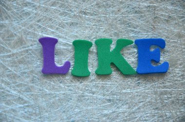 Tahta arka plandaki harflerden yapılmış gibi.