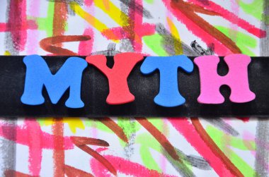 Kelime yazma gururu. Yapışkan bir parça üzerine yazılmış bir grup insan için iş konsepti.