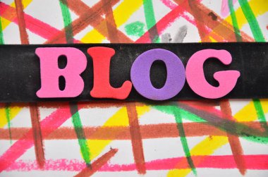 Kelime yazma blogu. Bireysel olarak bireysel olarak bireysel olarak düzenli olarak web veya sayfa konsepti üzerine yerleştirilen tahta kağıt parçasına yazılan iş konsepti