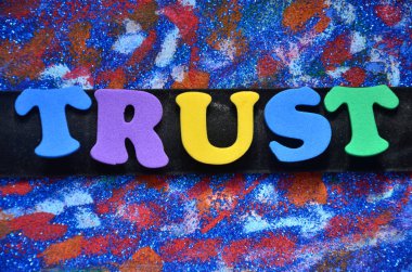 renkli bir arka plan üzerinde kelime güven