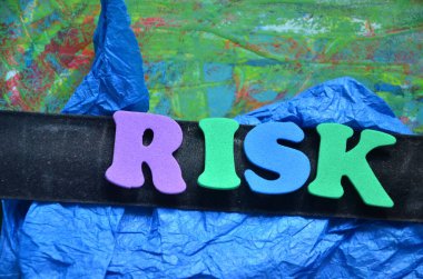 Renkli arka plan üzerinde kelime Risk