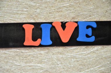 Soyut renkli arka planda canlı aşk kelimesi